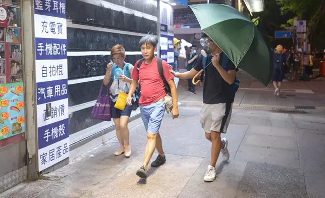 有市民走避催淚彈