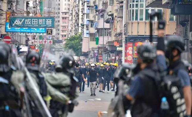 警方深水埗驅散大批示威者
