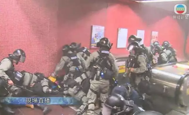 警方在太古站電梯揮棍追捕示威者 (TVB新聞截圖)