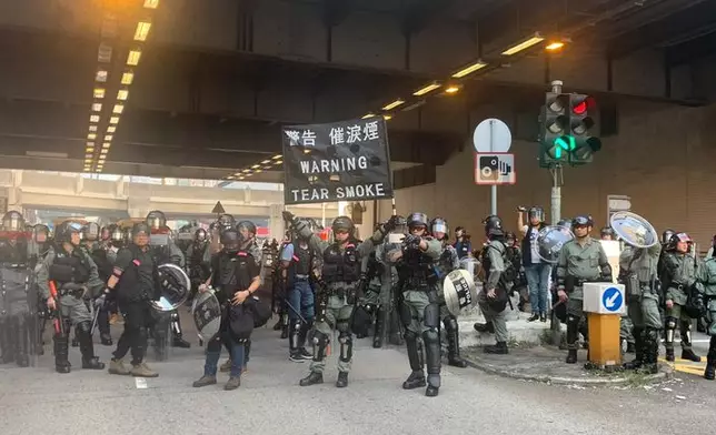 警方舉黑旗警告。