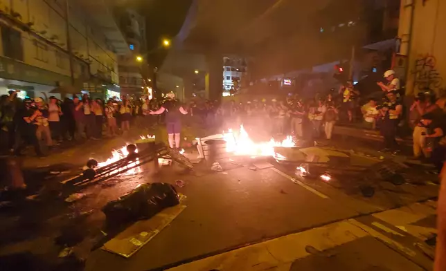 示威者再縱火