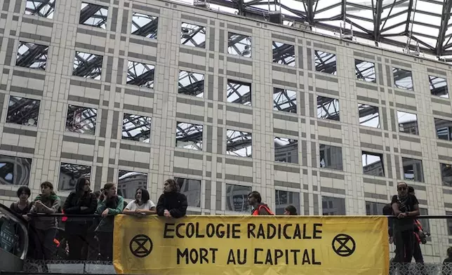 示威者在商場掛上標語橫額。AP圖片