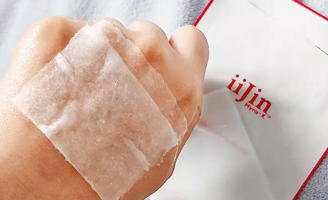 採以百分百純棉製造的隨意貼急救面膜，賣點是每片面膜都可再分成小塊使用，方便敷在面部的不同位置作重點修護。