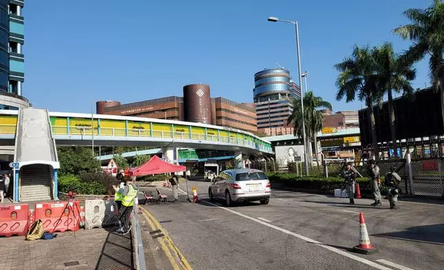 警方今晨派遣爆炸品處理課和刑事偵緝等部門警員，以及消防人員入校。