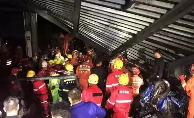 浙江海寧市一間印染廠污水罐發生爆炸後倒塌。（網上圖片）