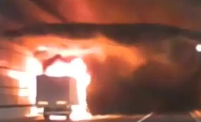 一輛貨車在灣岸線的隧道起火，火勢猛烈。(網圖)