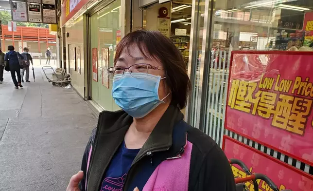 市民陳女士說，廁紙又唔係貴價野，搶左都唔賣得貴啦。