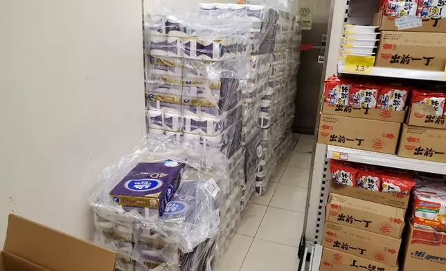 涉事超市仍有廁紙。