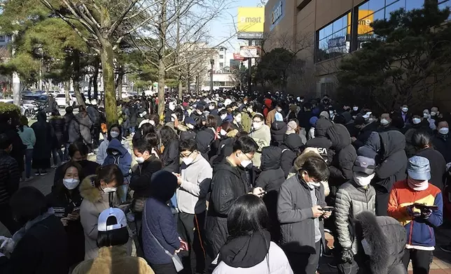 南韓大批民眾排隊購買口罩。
