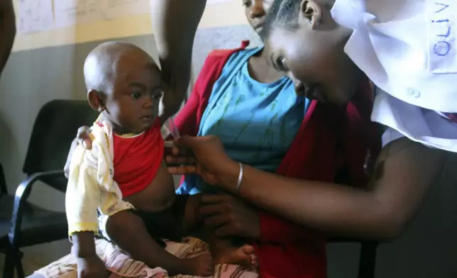 非洲小孩接種疫苗。AP圖片