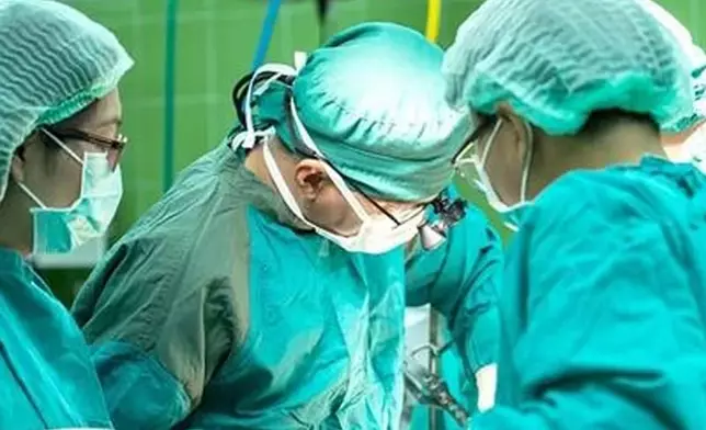 劉文雄醫生在家猝死未認定工傷，行政復議後被撤銷。(資料圖片)