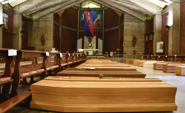 Seriate是意大利貝加莫附近遭受新冠狀病毒襲擊最嚴重的地區之一，大量棺材正準備被送往火葬場。AP圖片