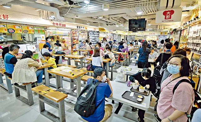 對於應否延續限聚令等防疫措施，何栢良認為，要視乎人群聚集時，可否強制要求他們戴口罩。資料圖片