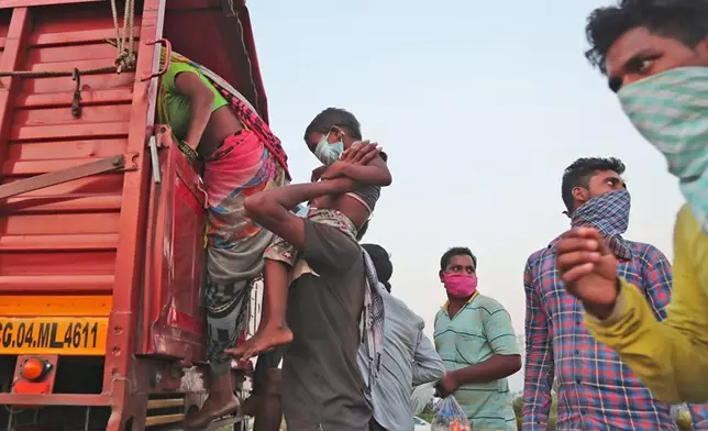 不少工人需坐貨櫃車回鄉。（AP圖片）