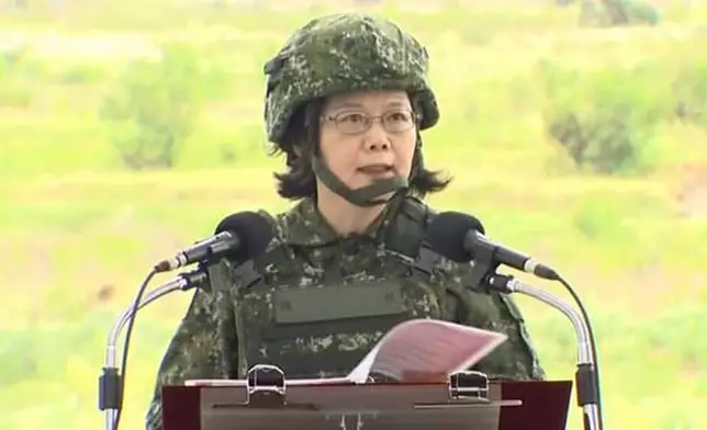 蔡英文穿上迷彩軍服到場視察。（網上圖片）