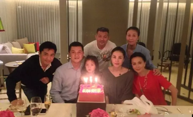 王菲與前夫李亞鵬因女兒李嫣出生時先天有「兔唇（唇齶裂）」問題，故早年成立「嫣然天使基金」。