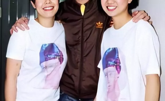 恩師黃耀明與at17的舊合照。