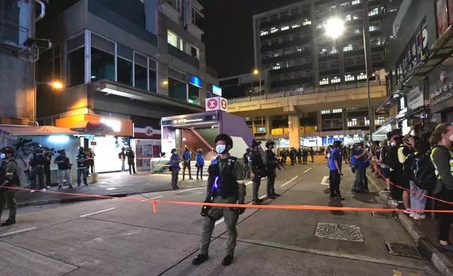 警員太子站外驅散人群。