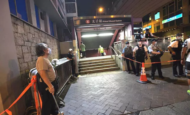 警員太子站外驅散人群。