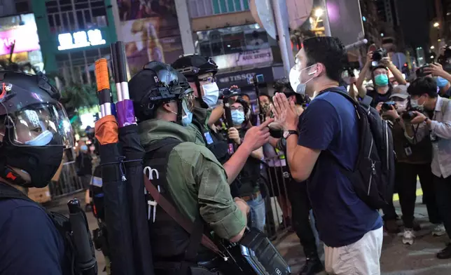 警員太子站外驅散人群。