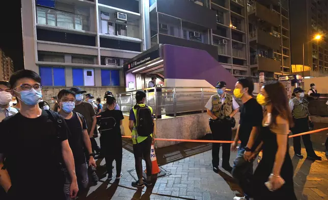 警員太子站外驅散人群。