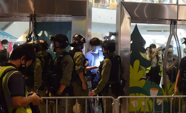 警方截查多人。