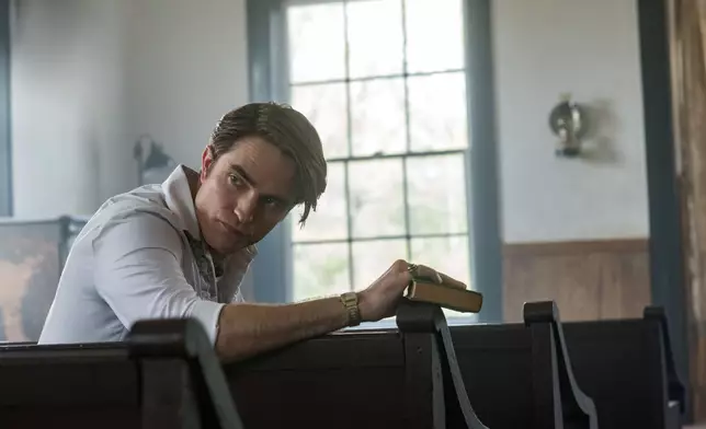 Robert Pattinson飾人渣牧師。