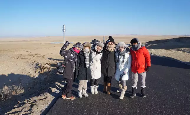法拉與團隊在內蒙古草原合照。