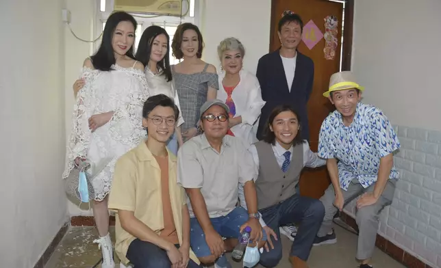 眾演員跟陳果導演合照。