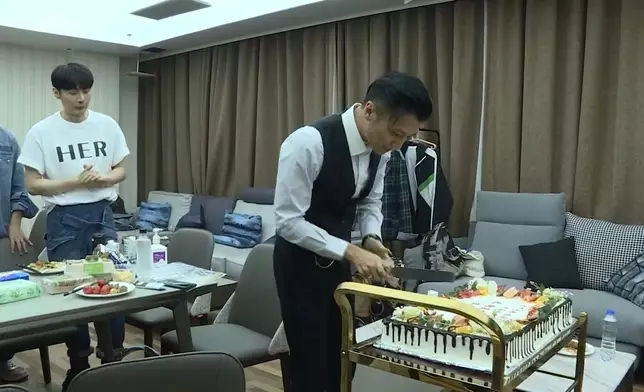 《中國好聲音》一眾台前幕後為霆鋒慶祝４０歲生日。