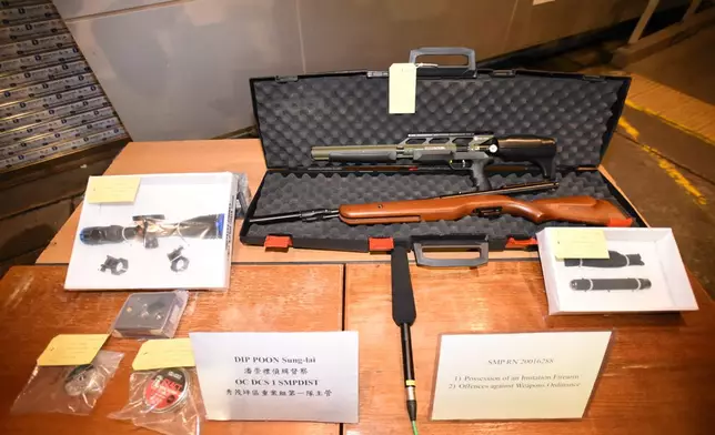 警方在單位起出兩支長氣槍、一支伸縮警棍、一個氣槍瞄準器及兩罐氣槍金屬子彈。