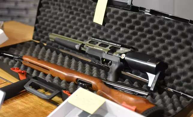 一名男子涉網購組件改裝氣槍，警方在秀茂坪邨單位搜獲氣槍、伸縮警棍等。