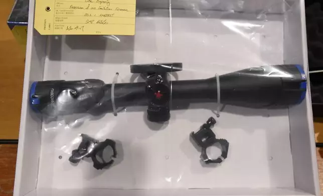 警方起出兩支長氣槍、一支伸縮警棍、一個氣槍瞄準器及兩罐氣槍金屬子彈。