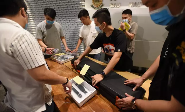 警方起出兩支長氣槍、一支伸縮警棍、一個氣槍瞄準器及兩罐氣槍金屬子彈。