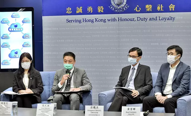 消委會投訴及諮詢部總主任莊龍五(右二)表示，網購投訴多涉及口罩。