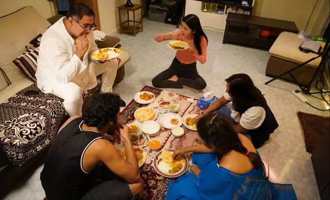 片中加入南印度家庭色彩，喬寶寶、陳欣妍等要用手拎飯食。