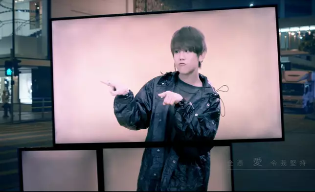 《蒙著嘴說愛你》MV中，姜濤身處多個螢幕中跳唱。