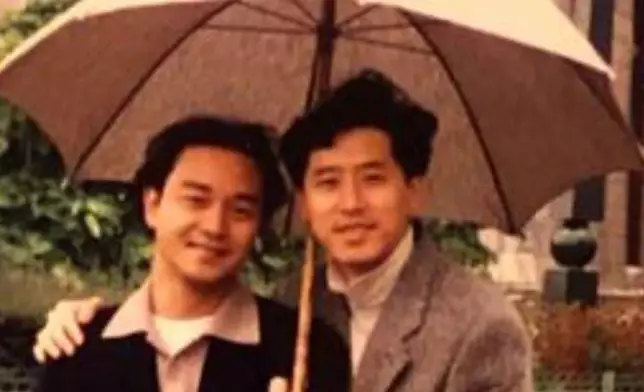 去年張國榮忌辰，唐鶴德分享為哥哥撐傘的舊照。