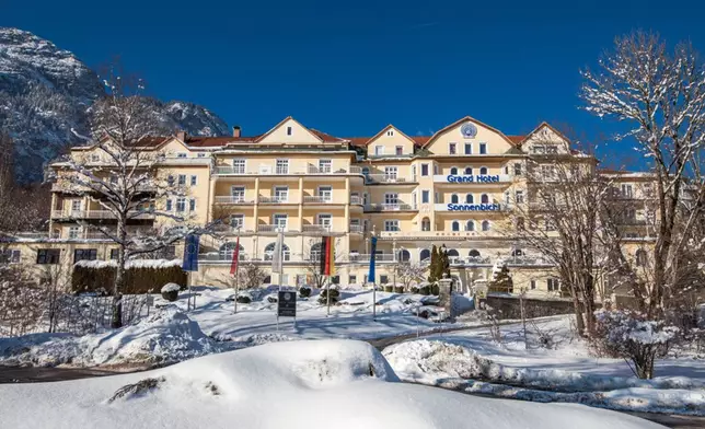 泰王就帶領20名美女護衛到他位於德國帕滕基興他包下的酒店避疫。(網上圖片)