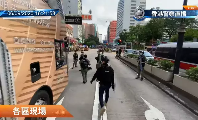 警員攔截一輛巴士。警方社交網站截圖