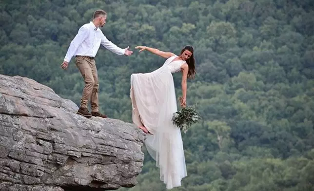 這張照片讓人看了觸目驚心，好像下一刻新娘就會跌下去粉身碎骨。(網上圖片)