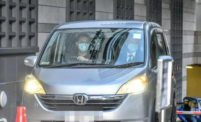 懷疑載有陳彥霖母親的私家車離開法院。