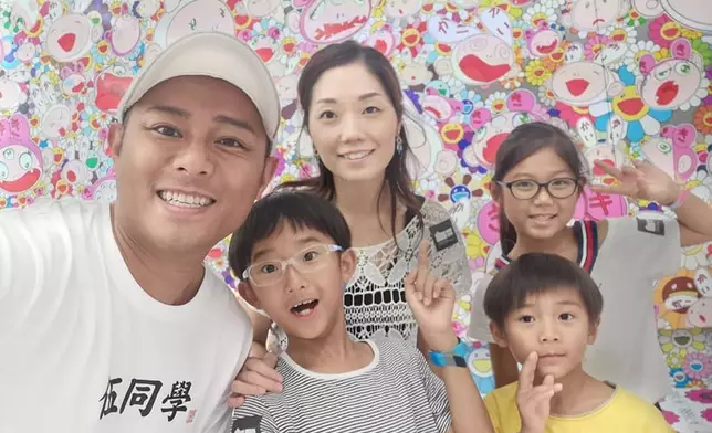 伍文生育有三名子女。