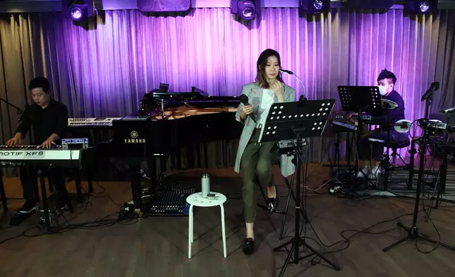 日前下午，朱紫嬈為「頭條娛樂fb專頁」開Live現場演繹新歌《花.醉》。