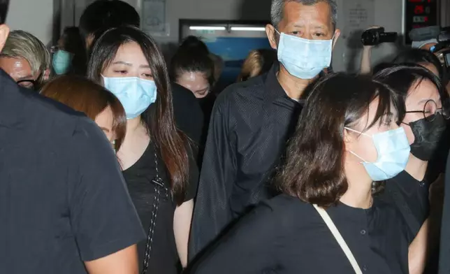 小鬼妹妹和爸爸到場哀傷送別。