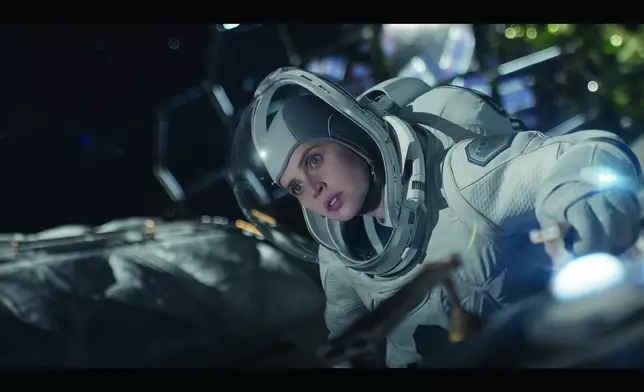女主角菲莉絲迪鍾斯飾演太空人Sully，遠眺面目全非的家園，被眼前景象嚇呆。