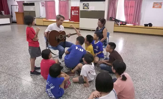 Jason與外婆到訪台南兒童之家，與小朋友玩遊戲，以歌會友。