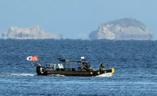 南韓派員搜索死者遺體。 AP圖片