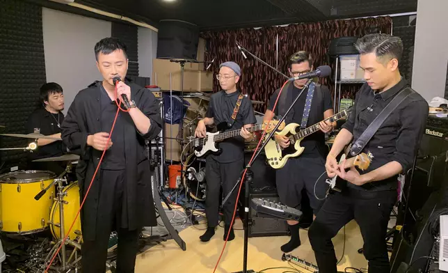 在節目中，野佬有即場演唱。