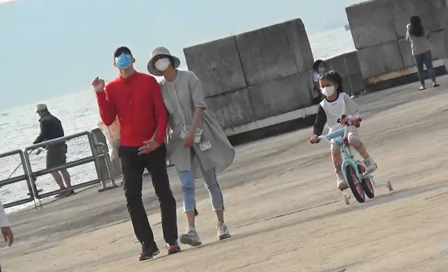 雖然身處公園，但一家三口唔敢鬆懈繼續戴口罩，Gigi拖實老公囡囡就喺旁邊踩住單車，感覺好治癒。
